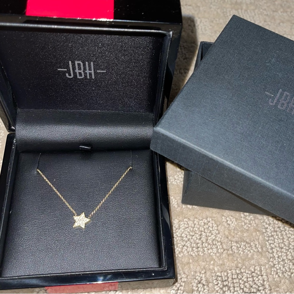 JBH 18k yellow gold star pendant